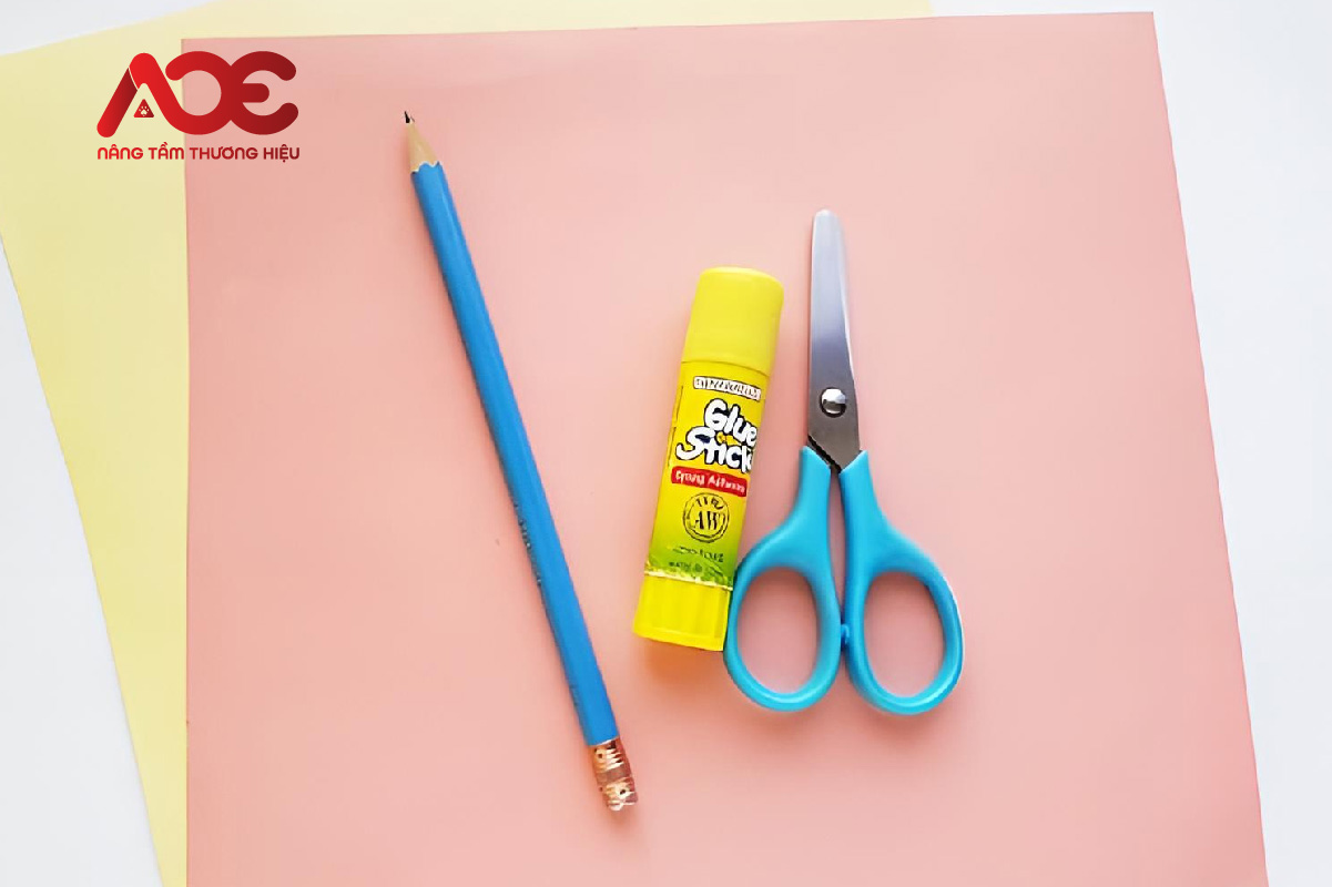 Chuẩn bị vật dụng gấp túi giấy đựng khoai tây chiên